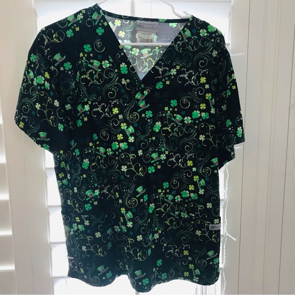 .St Patricks day shamrock scrub top Size Small V neck 2 front pockets - Picture 1 of 8